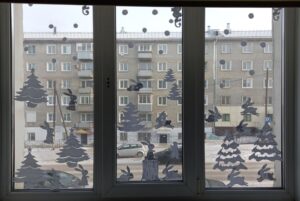 Студенты колледжа украсили окна к конкурсу "Зимняя сказка на окне"
