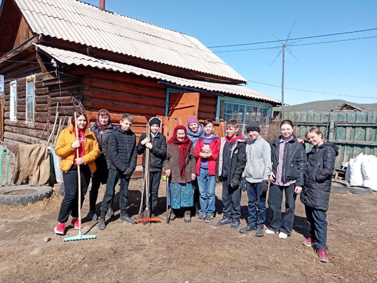 ТОС “Дружба” 7 апреля – В рамках года педагога и наставничества проведено мероприятие «Тимуровская помощь учителю на пенсии»