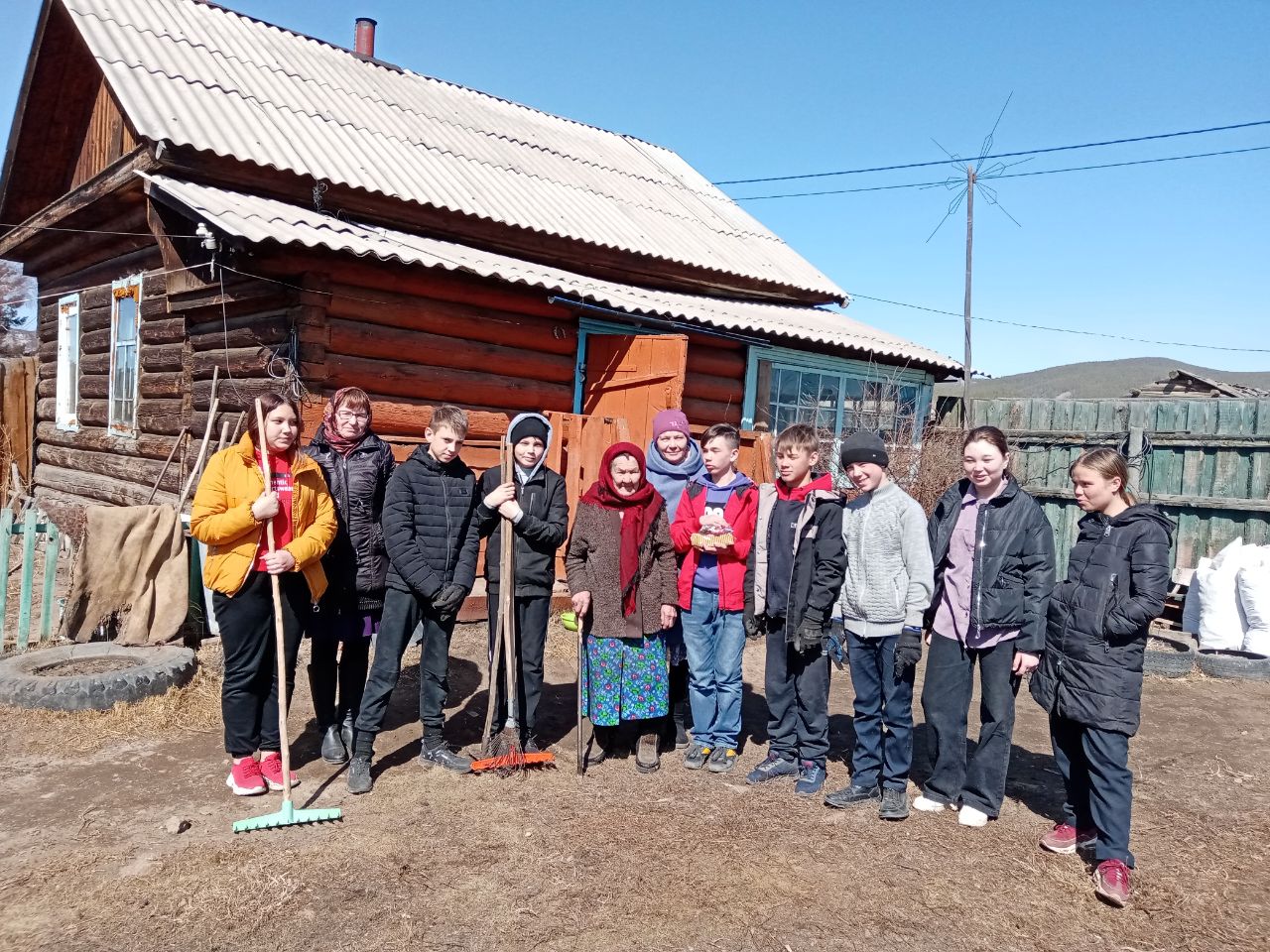 ТОС “Низовское” 7 апреля – В рамках года педагога и наставничества проведено мероприятие «Тимуровская помощь учителю на пенсии»