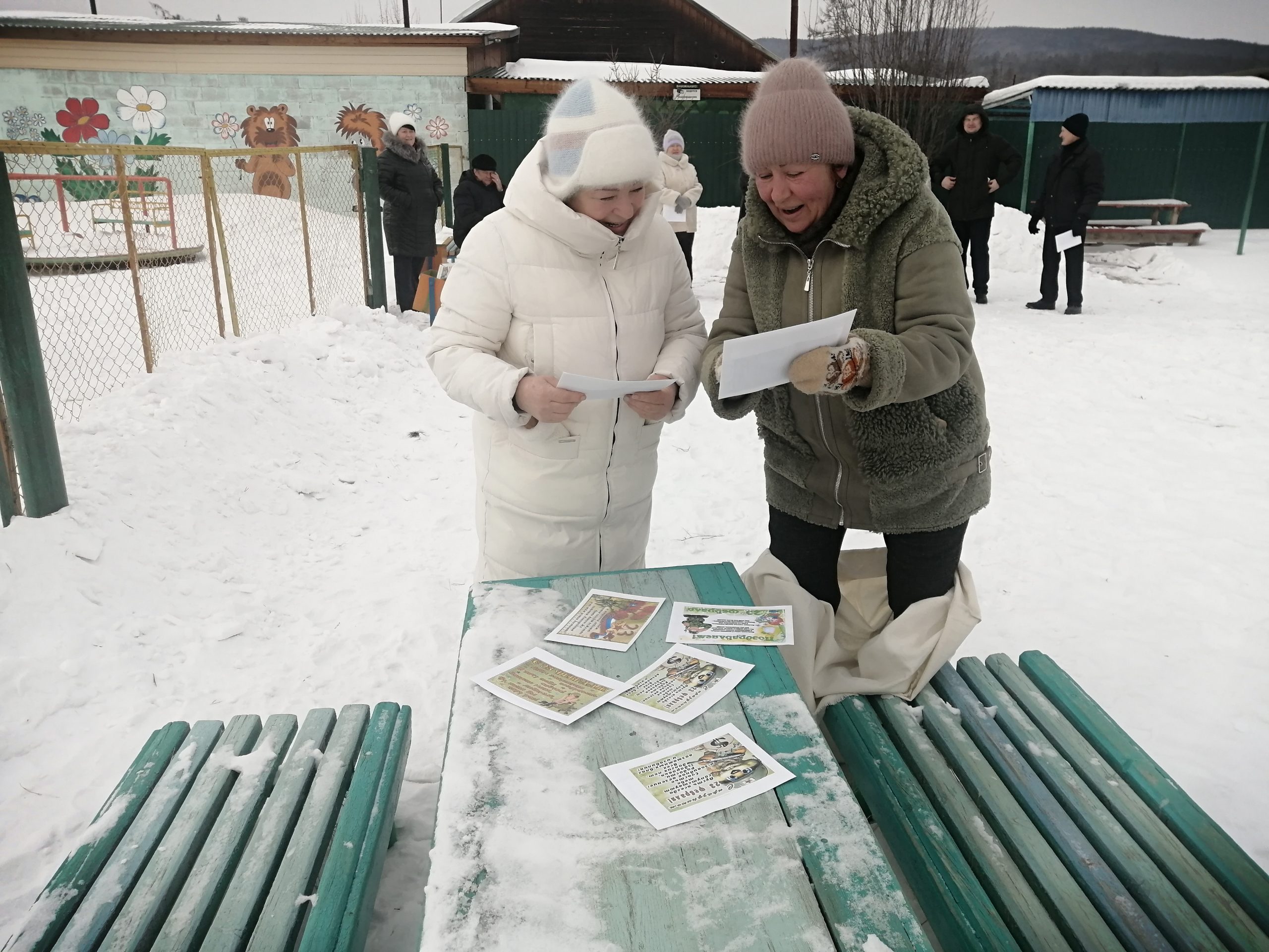 Поздравляем мужчин! За подарком бегом в мешках и обнимашки!