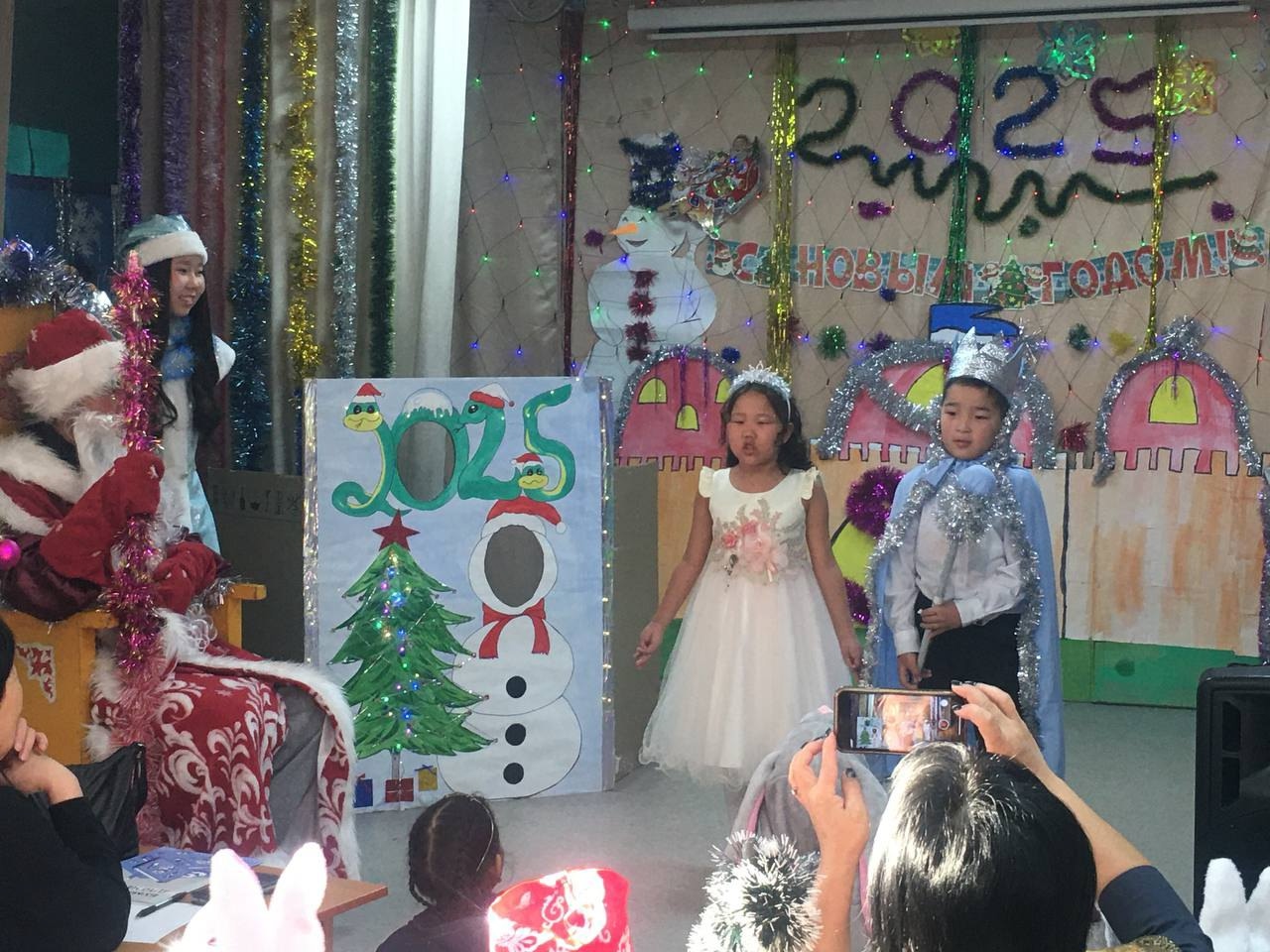 С Новым годом!  Шэнэ жэлээр!