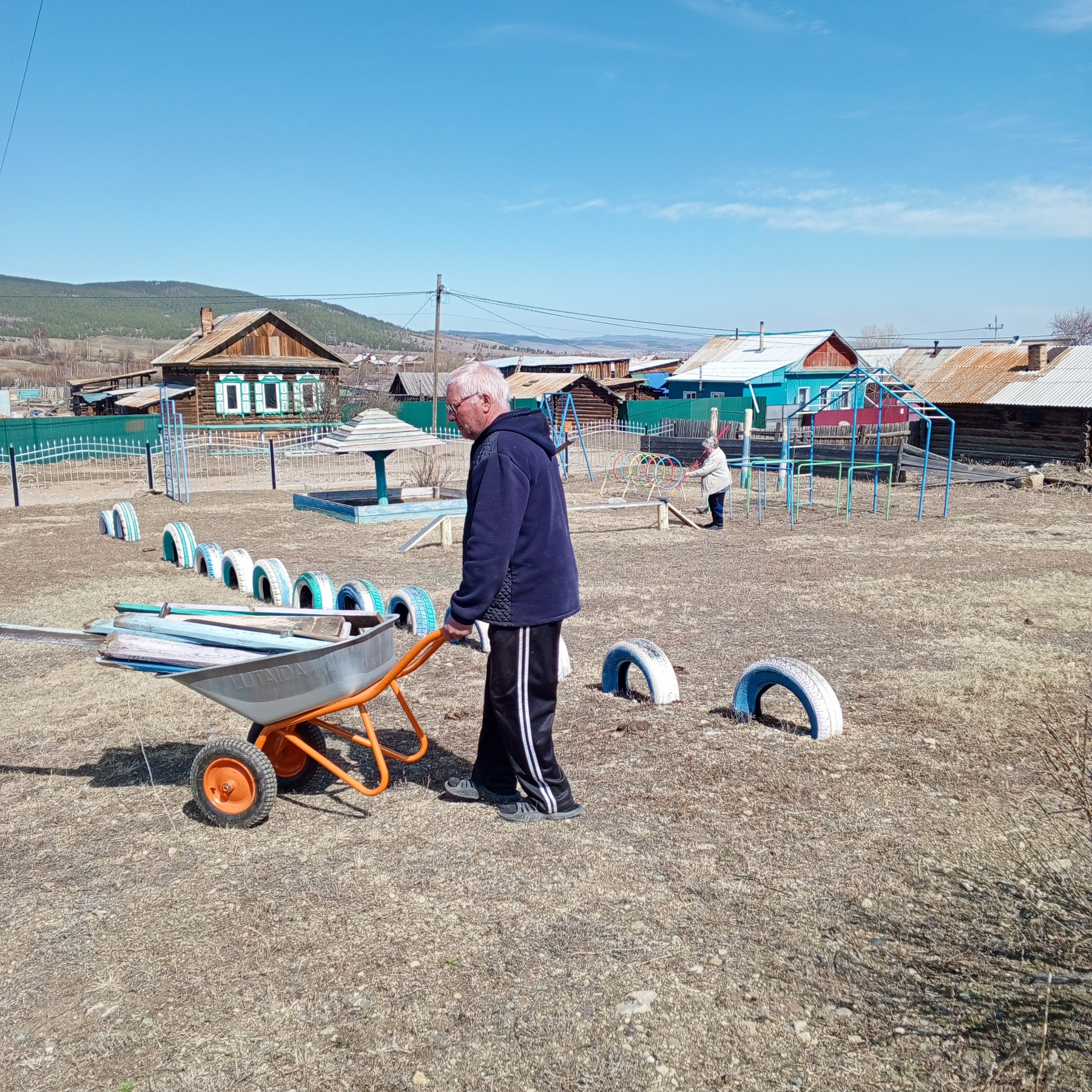 ТОС “Низовское” 23 апреля уборка территории памятника ВОВ и музея совместно с учащимися школы