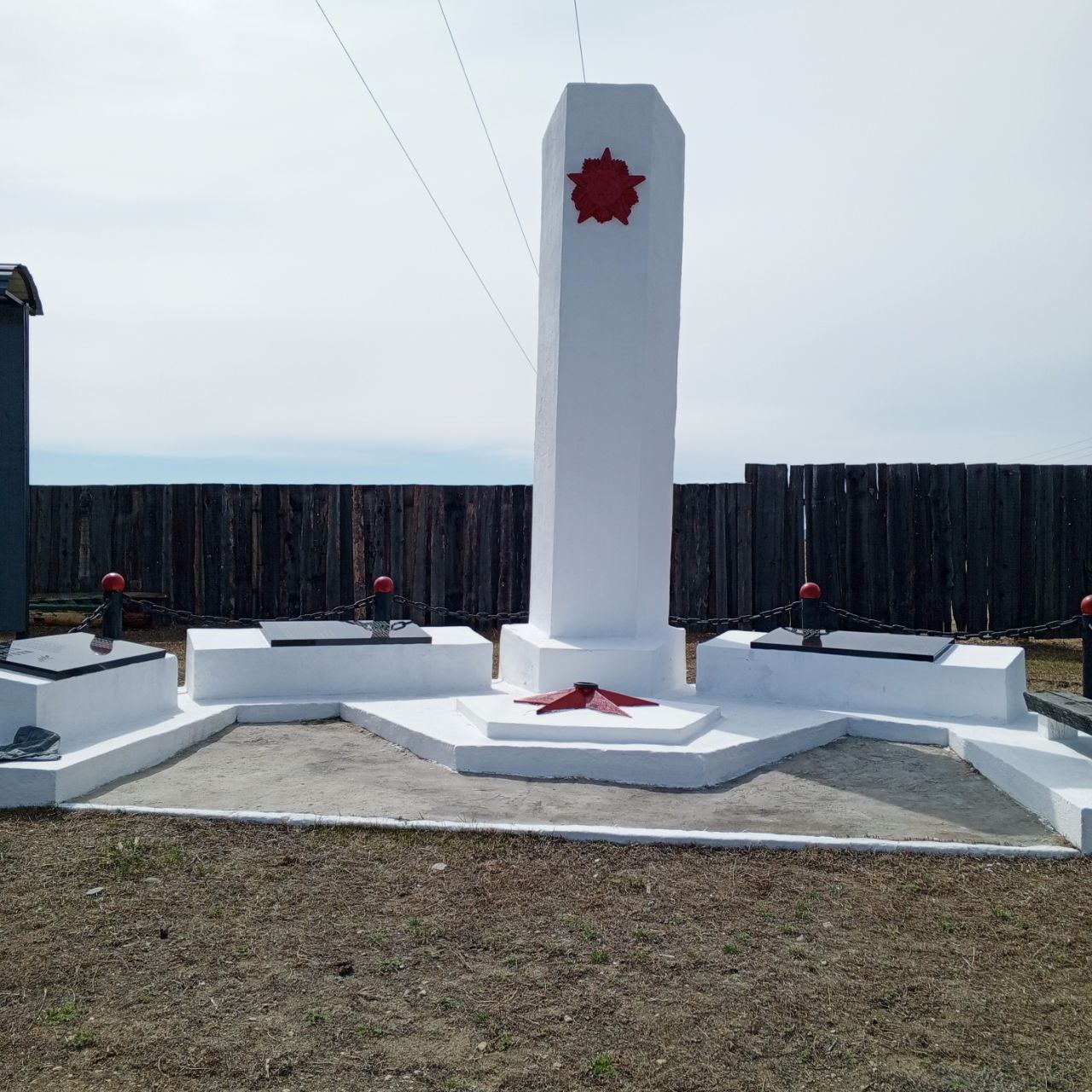 ТОС “Низовское” 24  апреля – Покраска и побелка памятника воинам  ВОВ