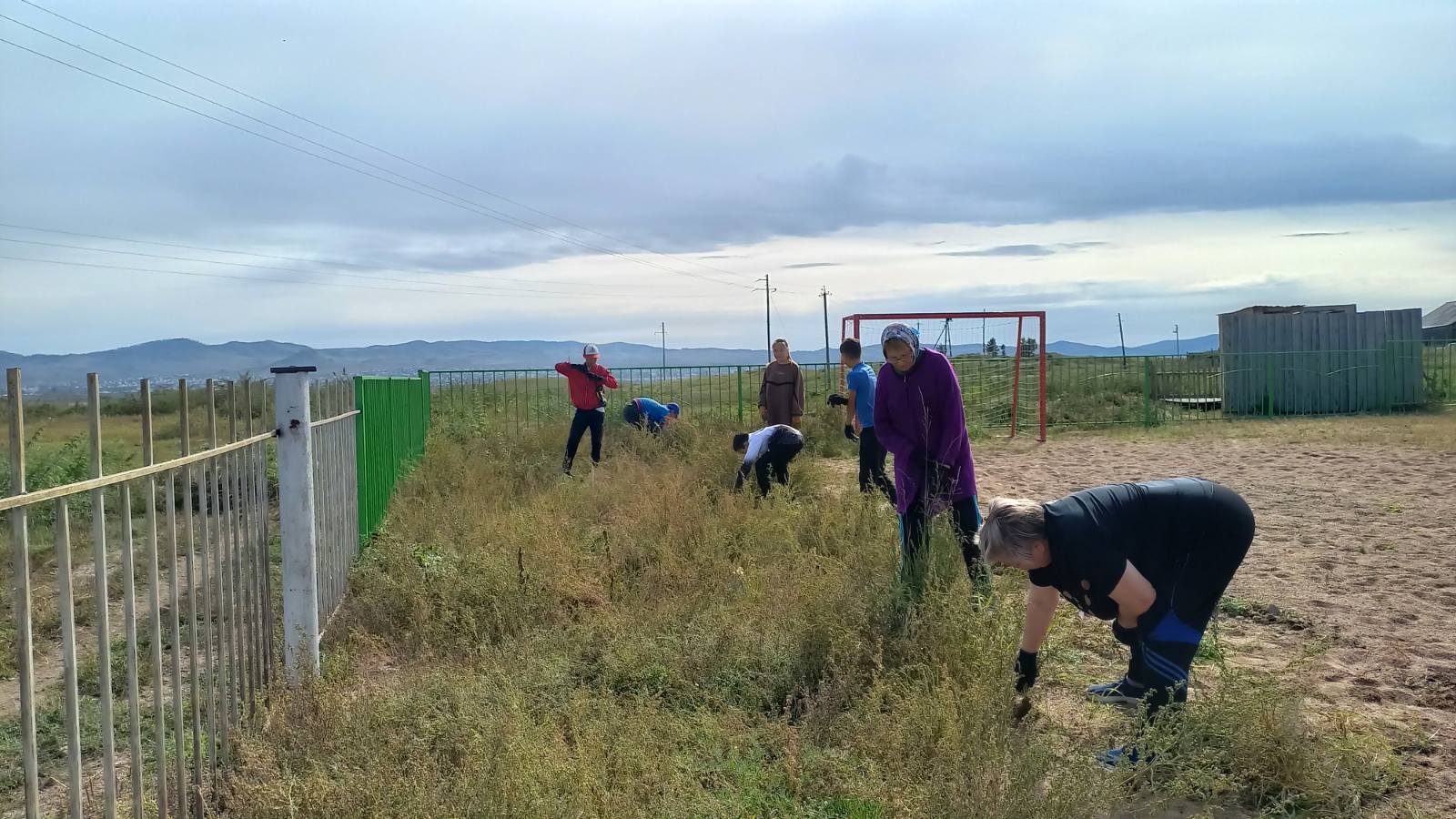 ТОС “Дружба” 14 сентября проведён субботник на детской площадке.