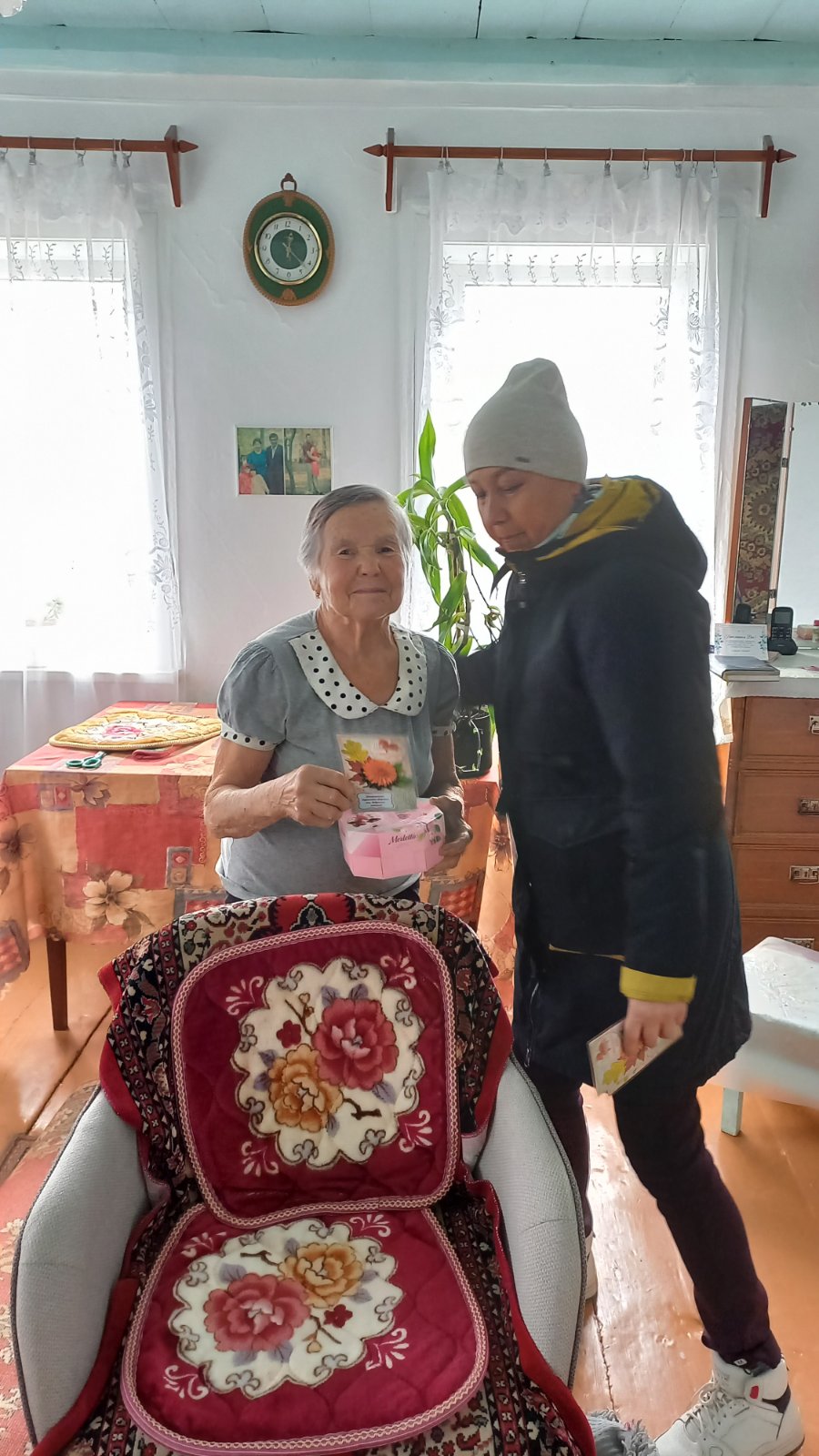 ТОС “Низовское” 1 октября – Поздравление на дому пожилых людей 75+ Вручение подарка, открытки, сделанной в клубе «Малышок», поздравление школьниками пожилых