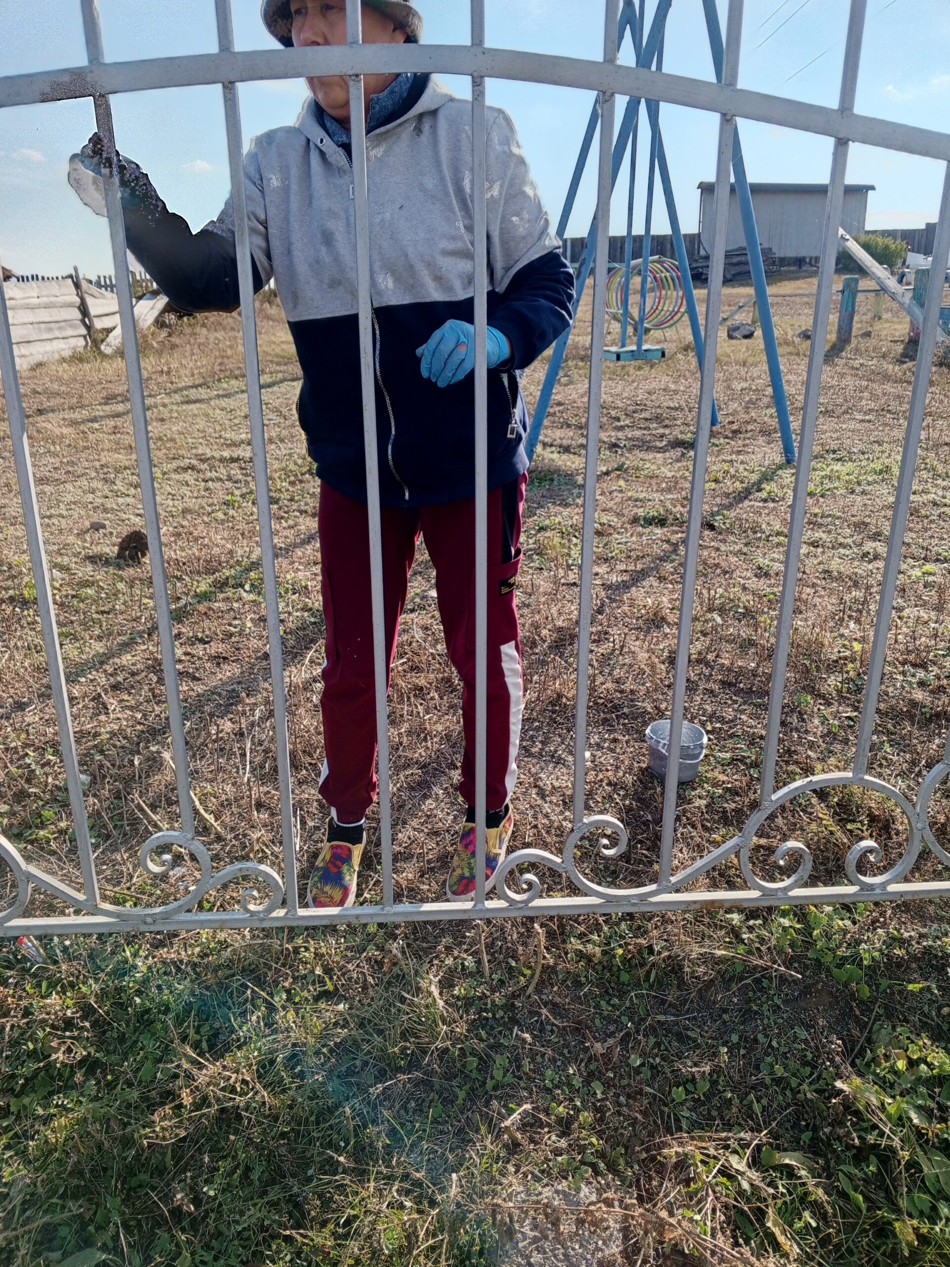 ТОС “Низовское” 25 апреля –  Покраска  металлического ограждения  на территории музея и памятника ВОВ