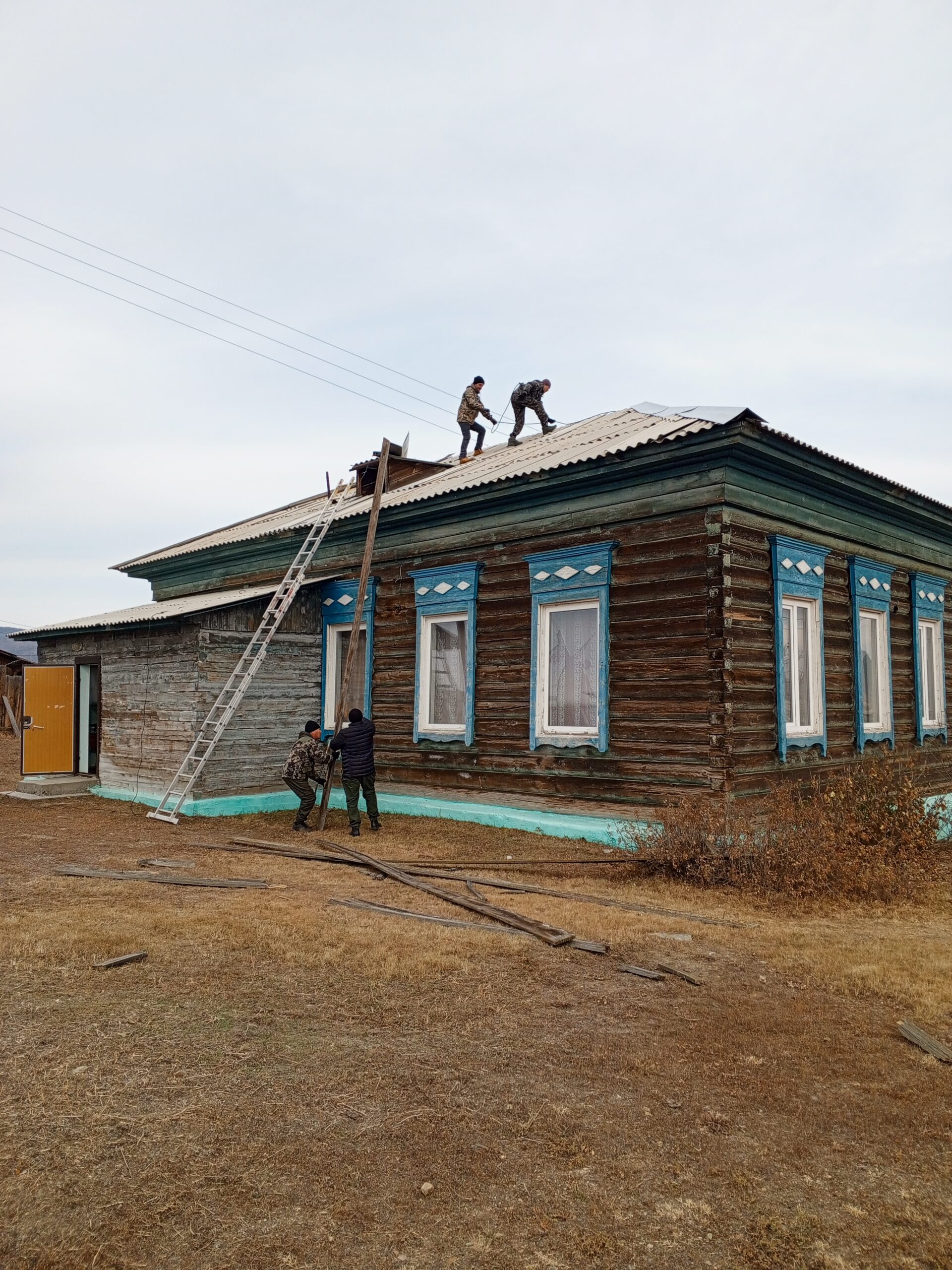 ТОС “Низовское” 22 октября произведён ремонт крыши историко-краеведческого музея с.Красноярово.