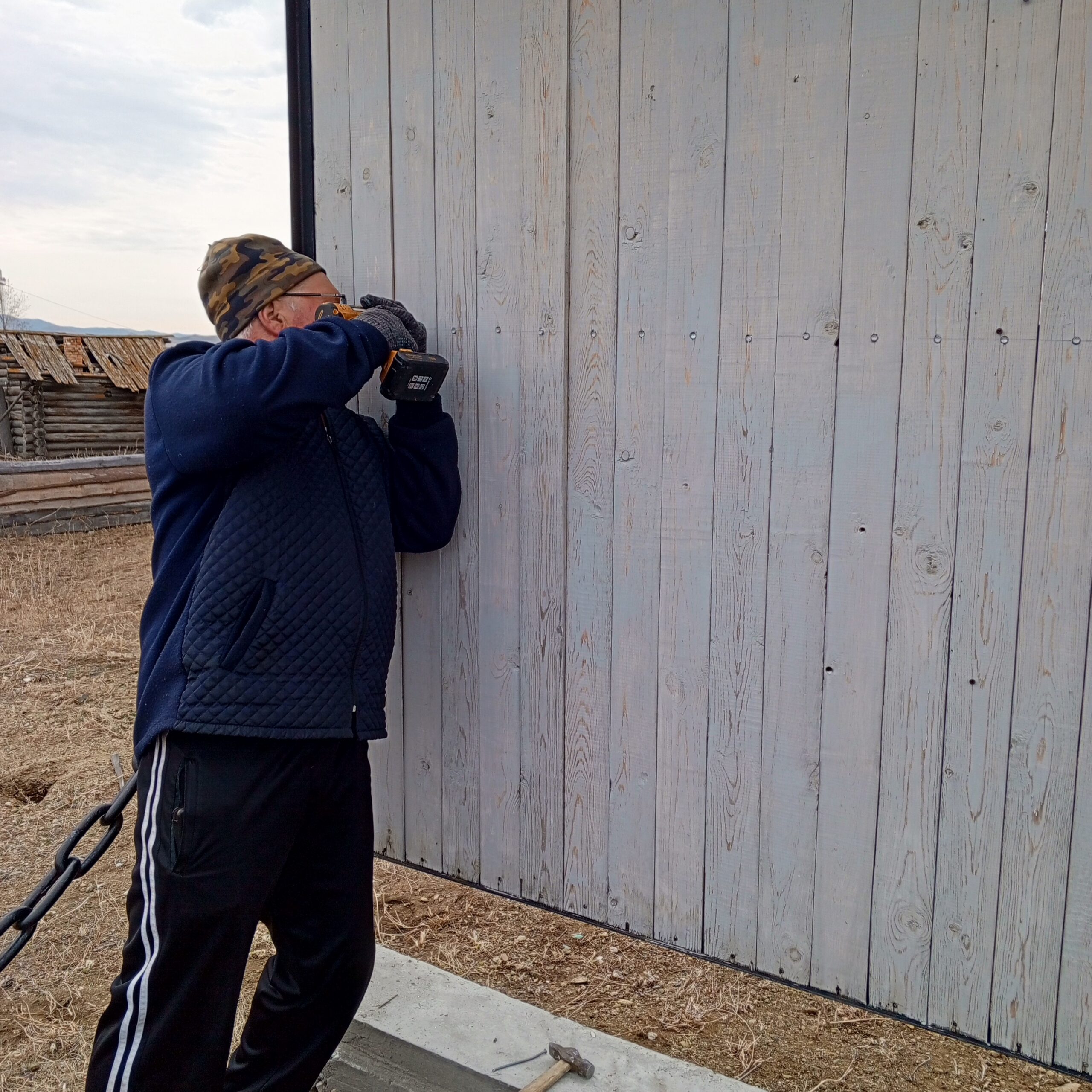 ТОС “Низовское” 17 апреля – частичный ремонт стендов на территории памятника воинам ВОВ