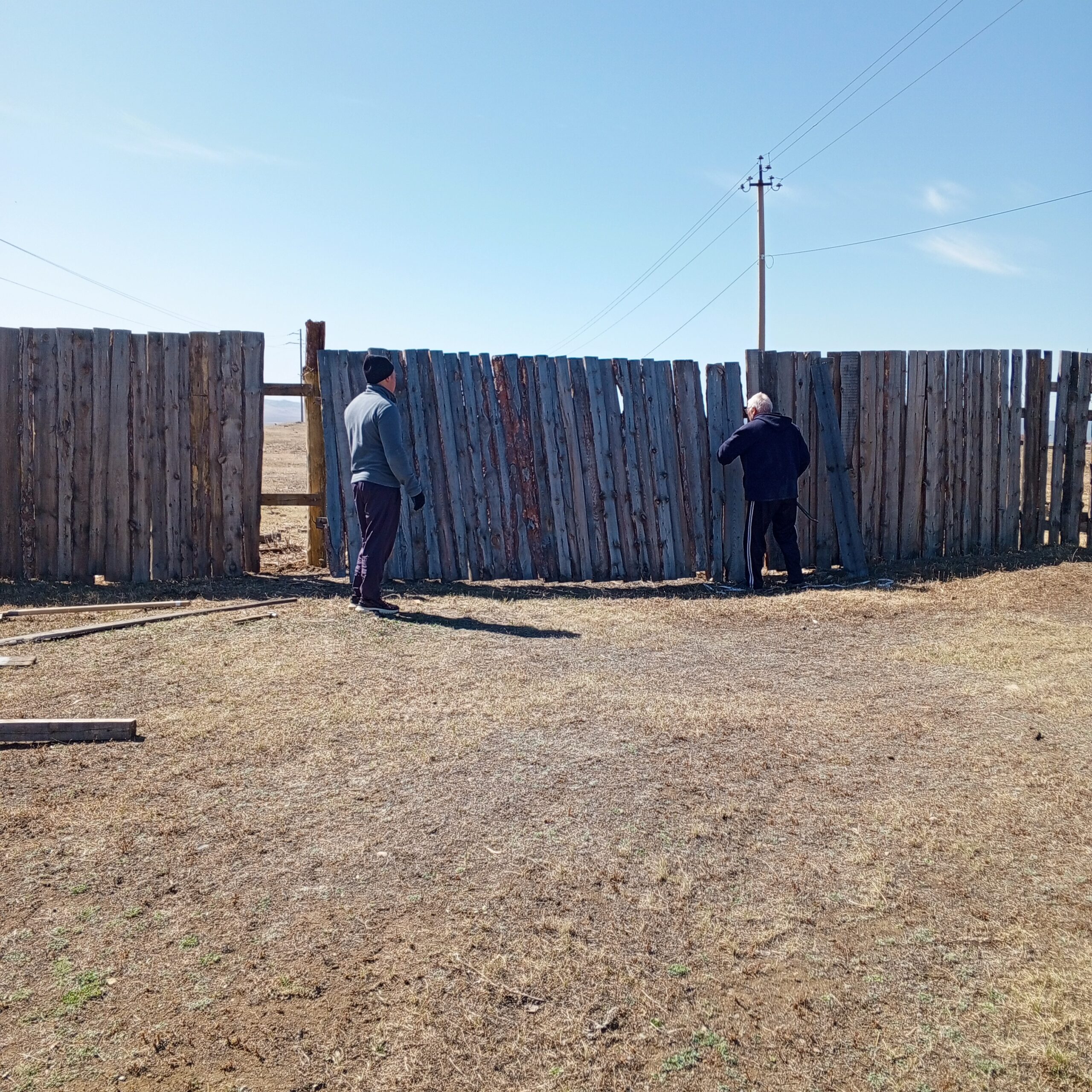 ТОС “Низовское” 18 апреля – ремонт забора на территории памятника воинам ВОВ