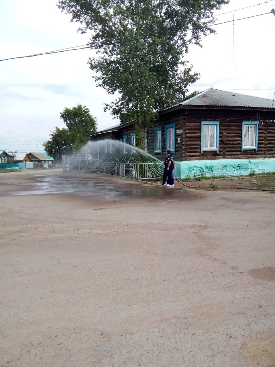 ТОС “Дружба” 4 августа – мойка асфальта с пожарной машины в центре села. Субботник в центре села.