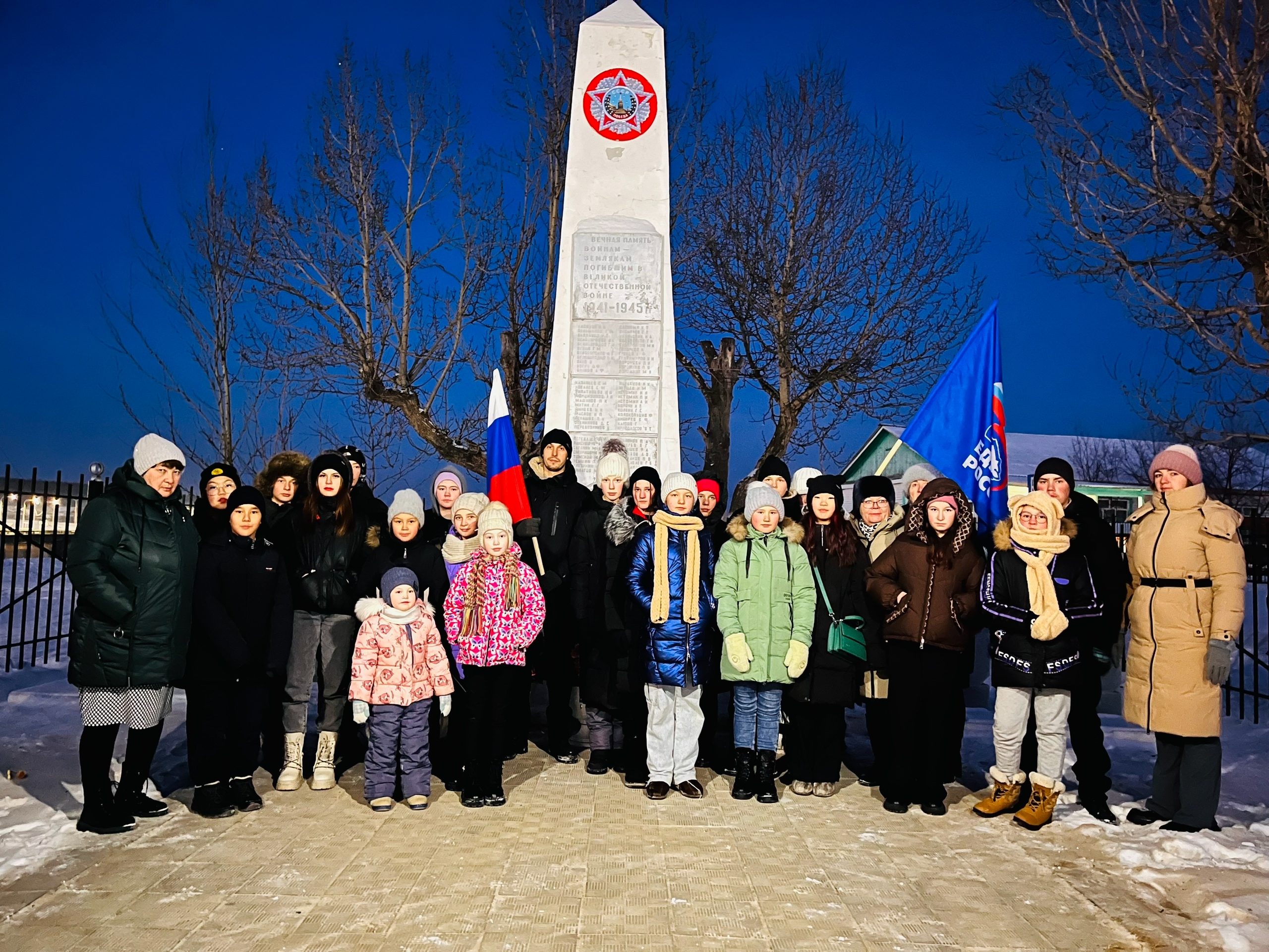 09.12.2024 г. ТОС “Наследие” в День Героев Отечества возложили цветы на памятнике “Воинам-землякам, погибшим в годы ВОВ”