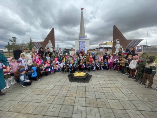 Шествие к Памятникам погибшим в ВОВ, труженикам тыла и детям войны