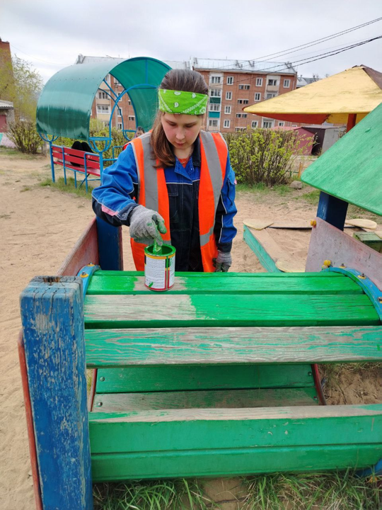 Апрельский субботник, покрасили ограждение детской площадки.