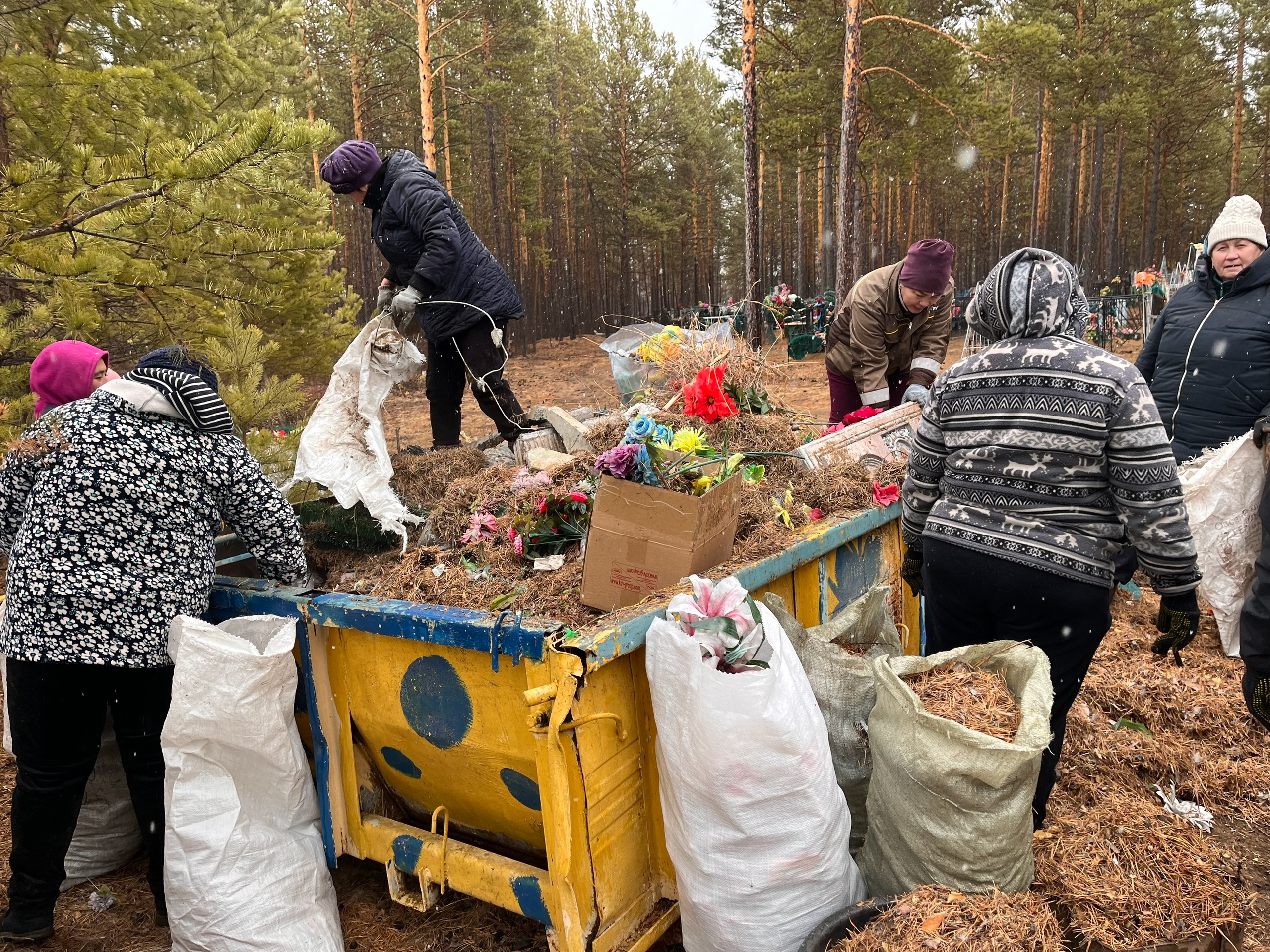 25.04.2025 г.ТОС “Наследие”. Уборка мест захоронения, в преддверии “Родительского дня”
