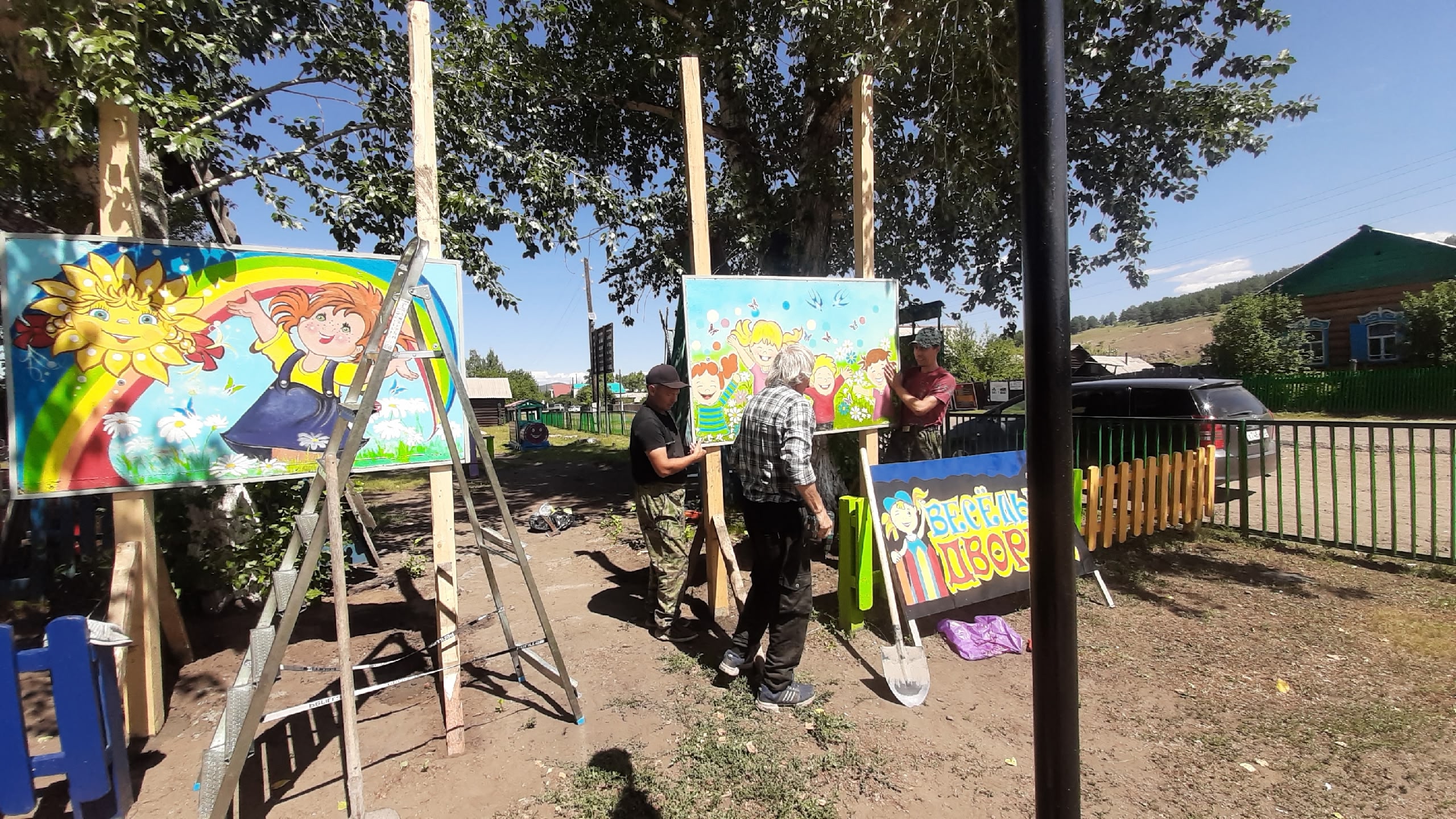 Установили красочные вывески при входе на детскую площадку . Уголок для отдыха детворы преобразился и стал ярким и веселым.