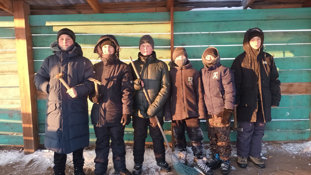 Отчистка хоккейной коробки от снега и ремонт помещения под дартс  СП “Джидинское” ТОС”Планета детства”