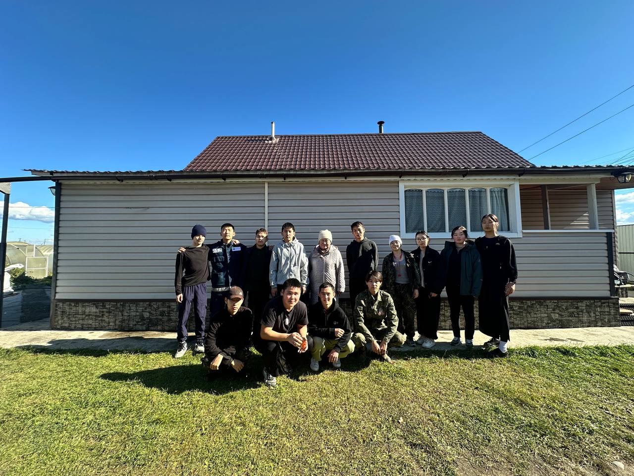 Ко дню учителя и Дня пожилых ТОС “Алтан Заяа” совместно со школьниками посетили бывшего директора школы!