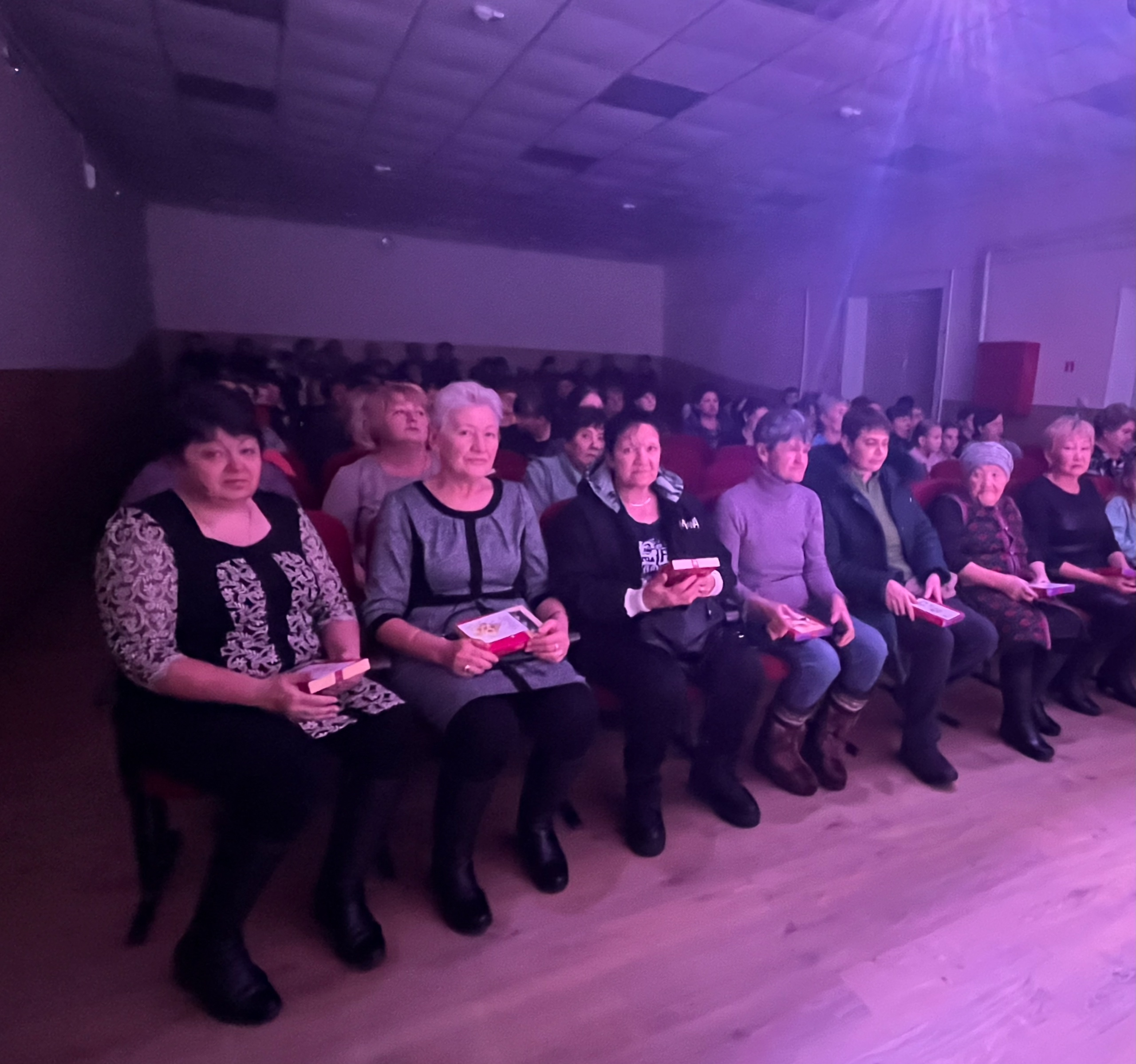 24.11.2024 г. в рамках празднования “Дня матери”, поздравили мам наших земляков, которые в настоящее время принимают участие в СВО.