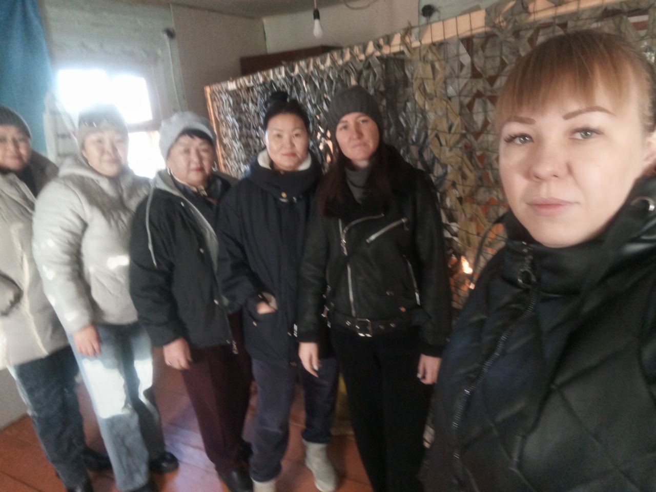 Члены ТОС “Росинка”  плетут маскировочные сети совместно с ТОСом “Саяны”