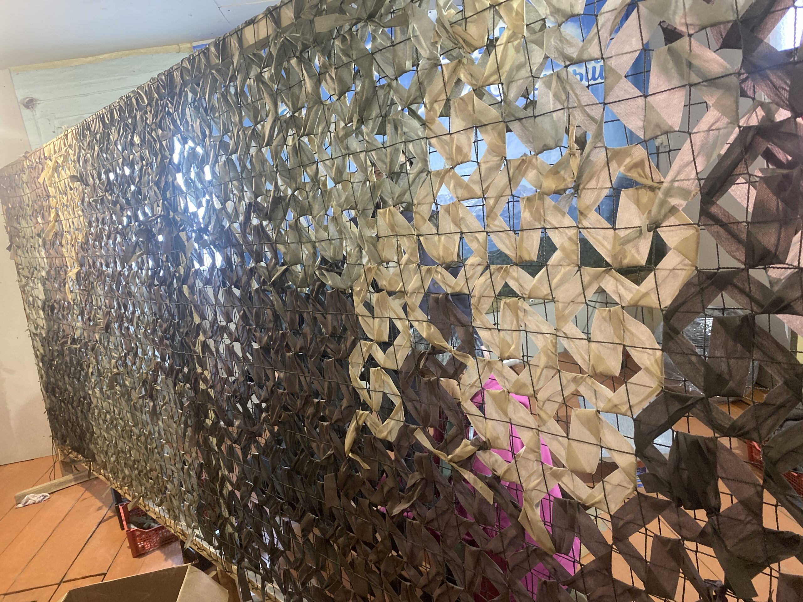 ТОС “Росинка”  совместно с ТОСом “Саяны” продолжают плести маскировочные сети.