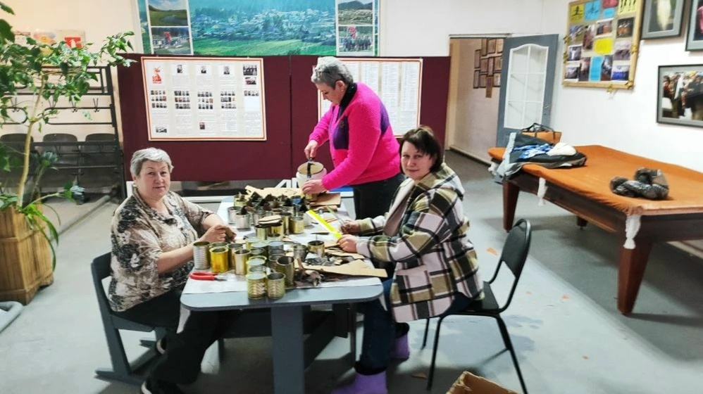 Полезное с приятным: окопные свечи и песни о Родине.