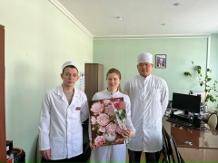 Студенты -волонтеры колледжа поздравили женщин-медиков с праздником .